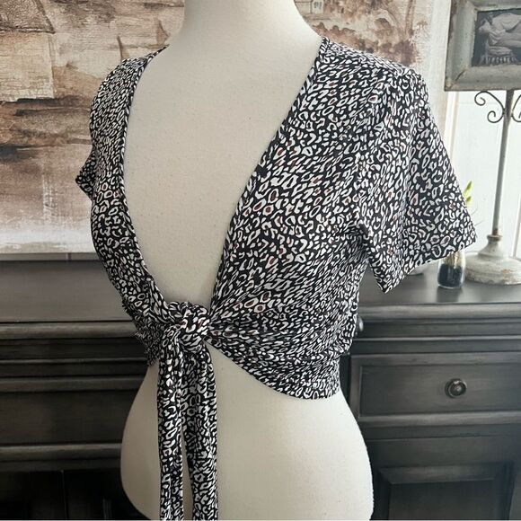 Shein Black &  White Cropped Top US Size 2 - Picture 2 of 5